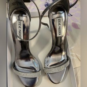 Beautiful never worn Steve Madden heels.